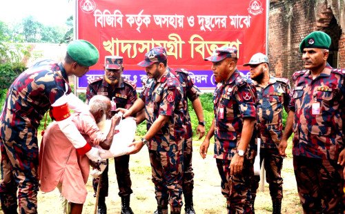 কুষ্টিয়ায় খাদ্যসামগ্রী বিতরণ, মানবিক উদ্যোগের প্রশংসা