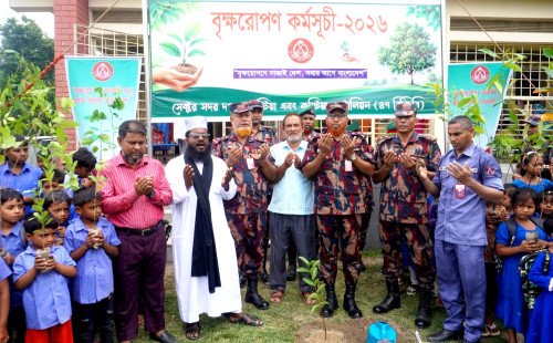 কুষ্টিয়ায় বিজিবির সবুজ উদ্যোগ: শিক্ষার্থীদের হাতে দুই শতাধিক গাছের চারা বিতরণ