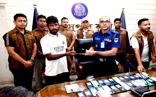 কুষ্টিয়ায় সাইবার ক্রাইম সেলের অভিযানে উদ্ধার ৪৫ হারানো মোবাইল, মালিকদের হাতে হস্তান্তর