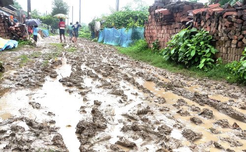 দুই কিলোমিটার কাঁচা সড়কেই আটকে বহলবাড়ীয়ার জনজীবন