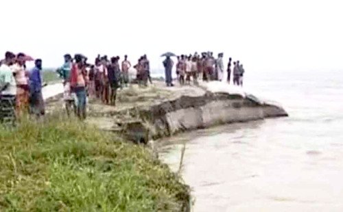 দৌলতপুরে পদ্মার পাড় ধসে নদীতে দুই শিশু, একজন উদ্ধার, অন্যজন নিখোঁজ