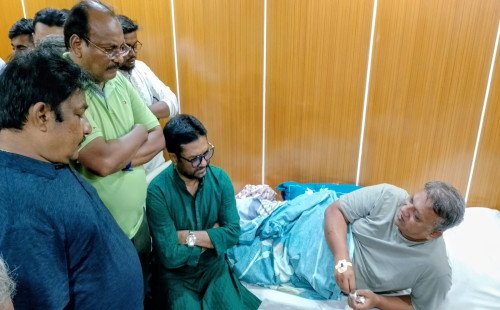 গুলিবিদ্ধ বিএনপি নেতা নাফিজ আহমেদ খান রাজুকে হাসপাতালে দেখতে গেলেন কাজল মাজমাদার