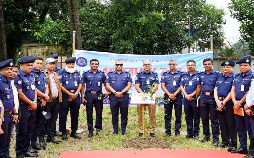 কুষ্টিয়া পুলিশ লাইন্সে পুলিশ সুপারের বৃক্ষরোপণ