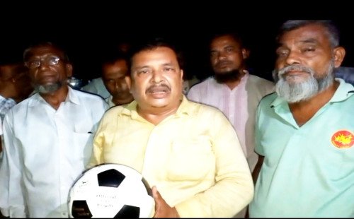 গাংনীতে যুবকদের খেলাধুলায় উৎসাহ দিতে ফুটবল উপহার দিলেন নূর ইসলাম