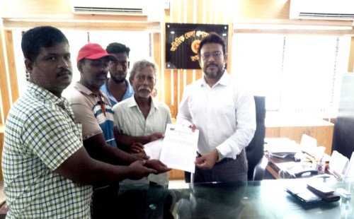 কুষ্টিয়ায় শ্রমআইনের অধিকার আদায়ে হোটেল-রেস্তোরাঁ শ্রমিকদের স্মারকলিপি