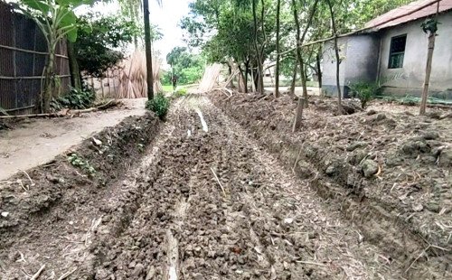 কুষ্টিয়ার কুন্টিয়ারচরে এক কিলোমিটারের বেশি সড়ক বেহাল, ভোগান্তিতে হাজারো মানুষ