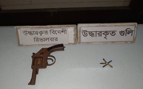 কুষ্টিয়ার ভেড়ামারায় পরিত্যক্ত অবস্থায় বিদেশি রিভলবার ও ৫ রাউন্ড গুলি উদ্ধার