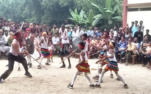 লাঠির ঝনঝন শব্দে ফিরল গ্রামবাংলার হারানো দিন