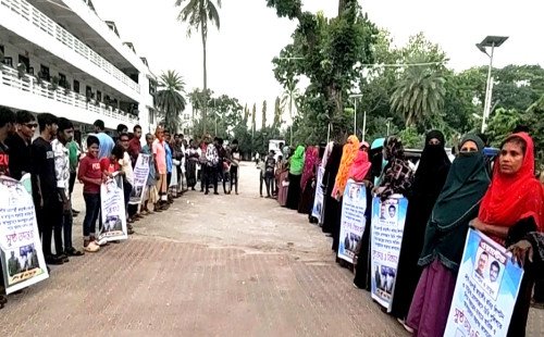 কুষ্টিয়ায় অস্ত্র মামলায় দুই যুবককে ফাঁসানোর অভিযোগে মানববন্ধন ও স্মারকলিপি প্রদান