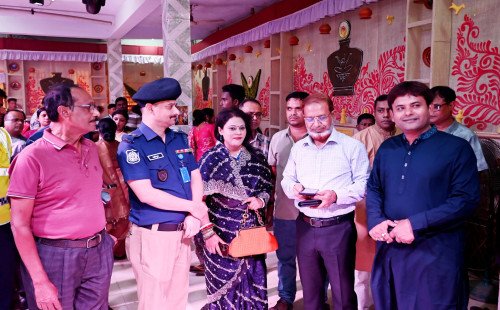 কুষ্টিয়ায় শান্তিপূর্ণ দুর্গোৎসবের নিরাপত্তা ব্যবস্থা পরিদর্শনে অতিরিক্ত আইজিপি খন্দকার রফিকুল ইসলাম